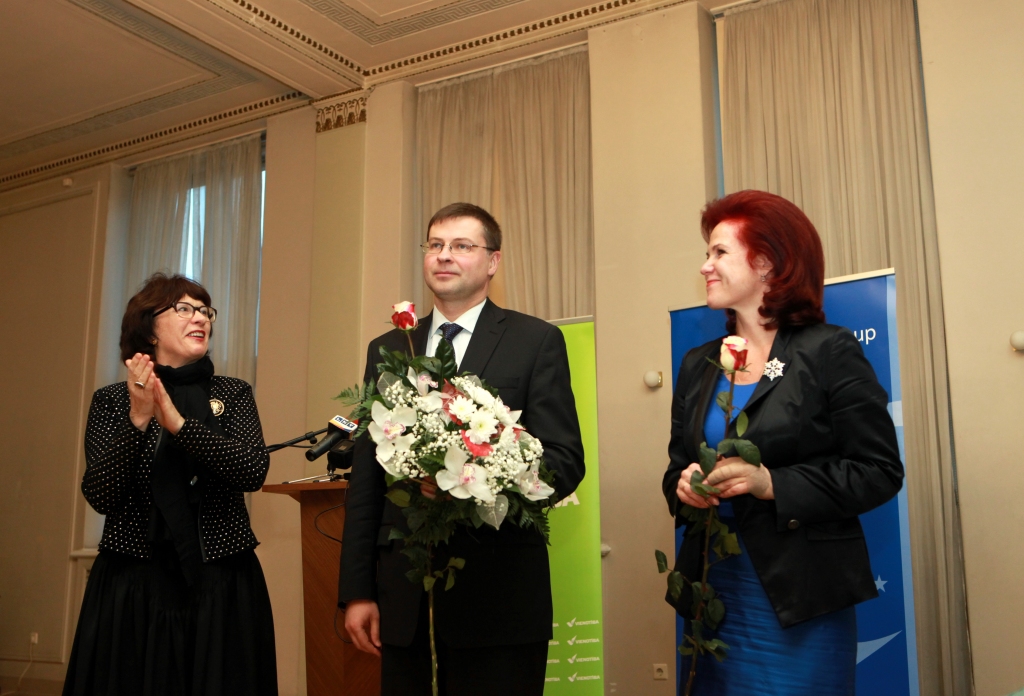 Vienotības dome ar aplausiem un ziediem pateicas Dombrovskim par paveikto