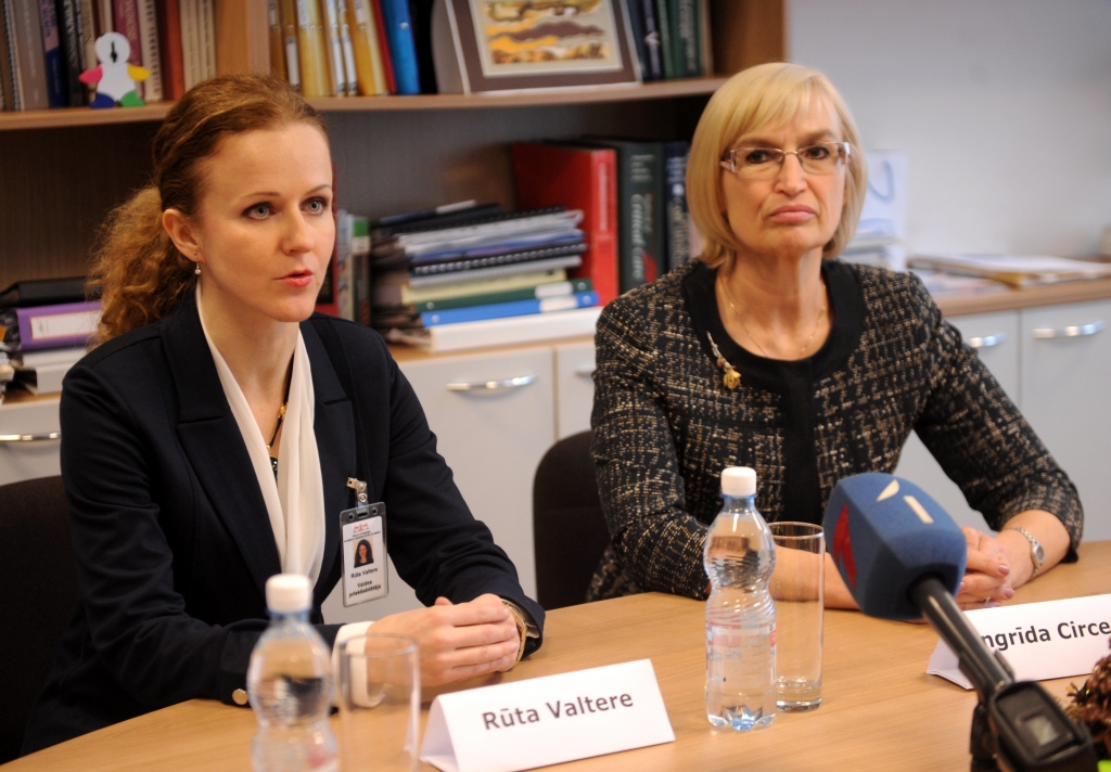 Stradiņa slimnīcas vadītāja varētu būt slēgusi fiktīvu līgumu 1000 latu vērtībā; ministrijā aizdomas par sistēmu