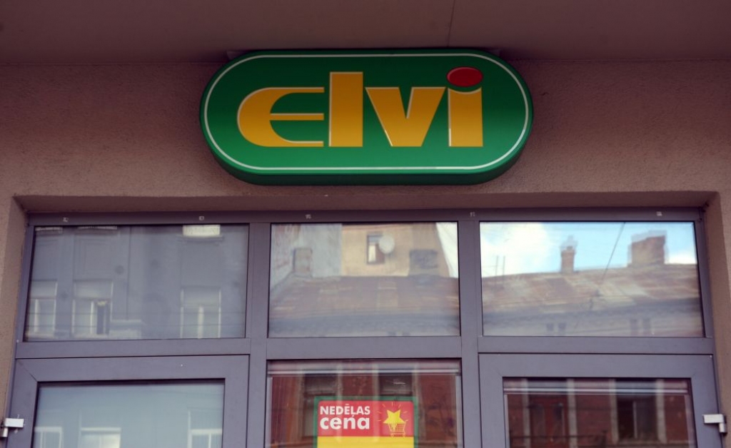 Mežaparkā ieņemts Elvi veikals; īpašnieks iežogojis ēku
