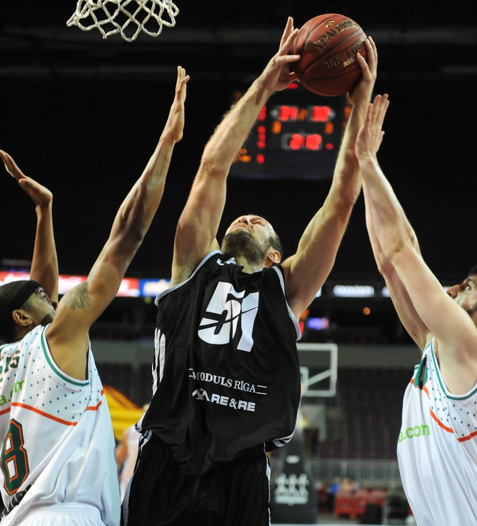 VEF Rīga varonīgi cīnās, bet ceļazīme uz otro posmu tiek Banvit (+FOTO)