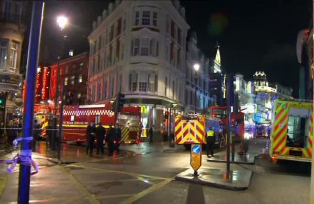 Londonā teātra izrādes laikā iebrūk jumts; vairāki desmiti cietušo