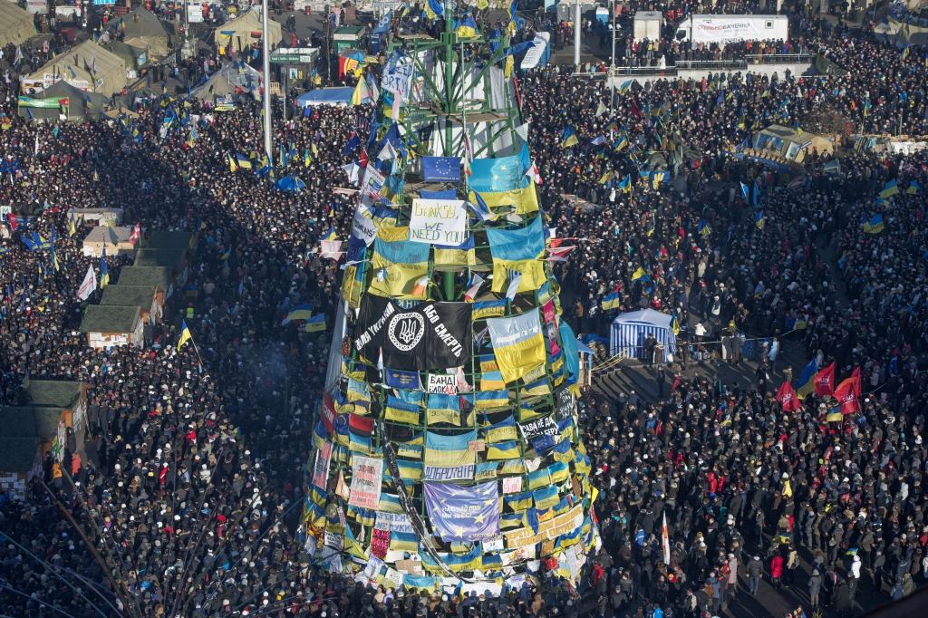 Ukraiņi turpina protestēt; Kijevā pulcējas 100 tūkstoši cilvēku