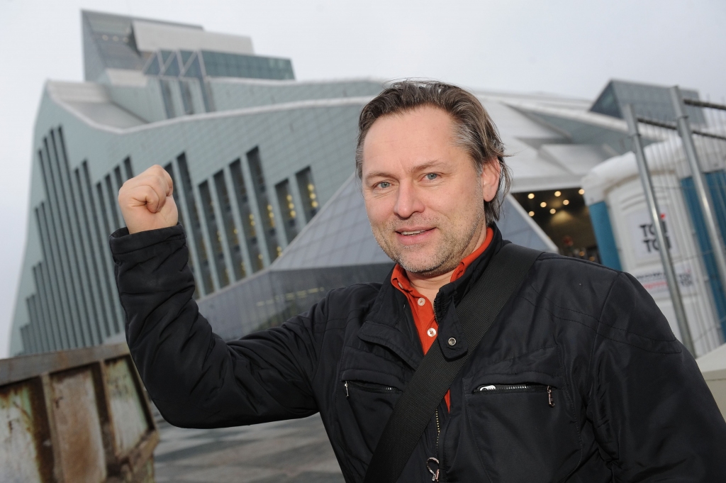 Latvijas ražotāji apmēbelēs jauno bibliotēku
