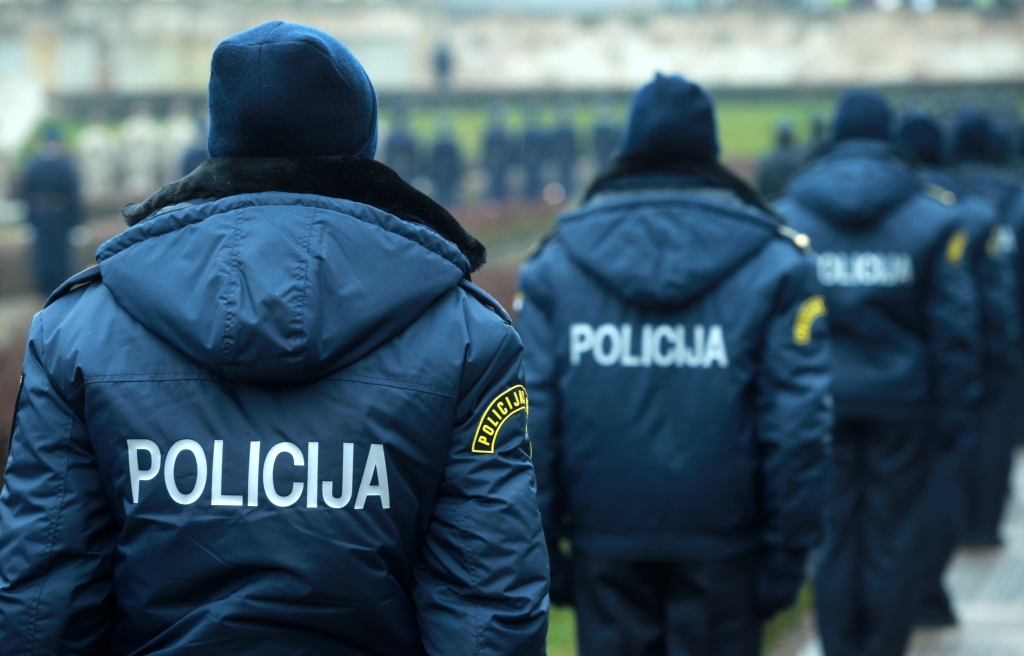 Rēzeknes policijas priekšnieks paklūpot iešauj sev vēderā