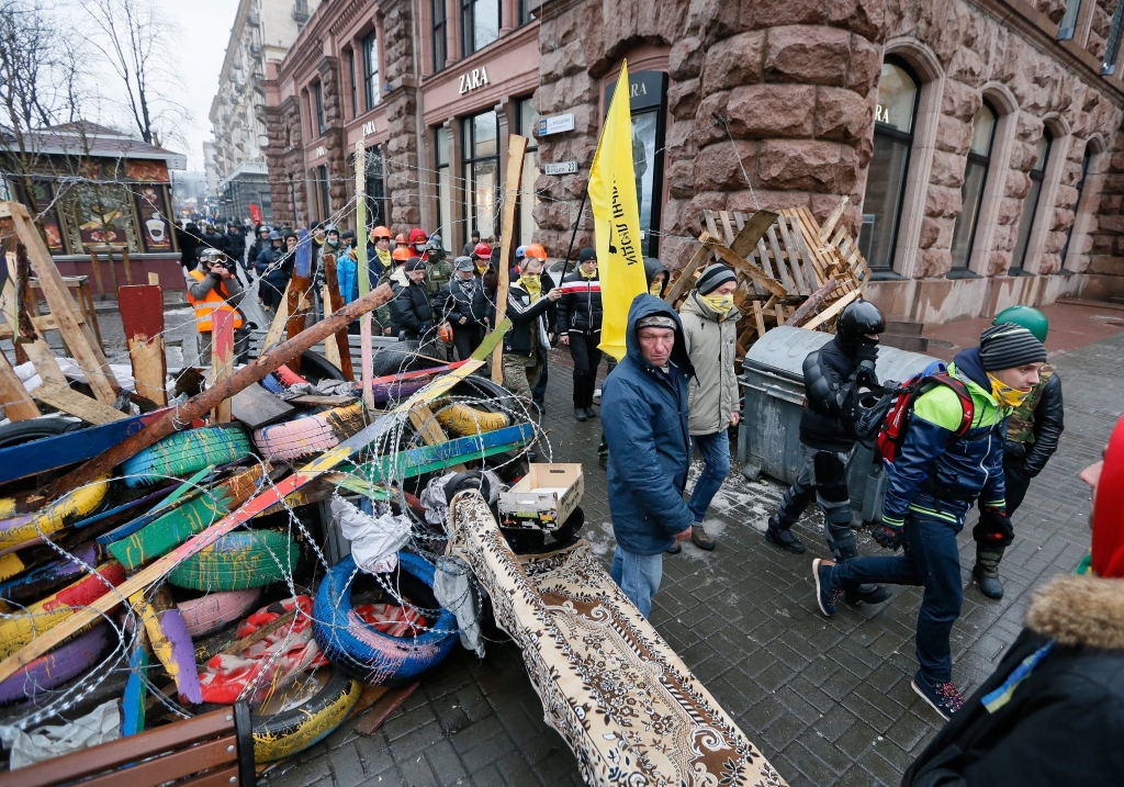 papildināts (18:25) + FOTO: Kijevā atkal sadursmes starp opozīcijas demonstrantiem un miliciju