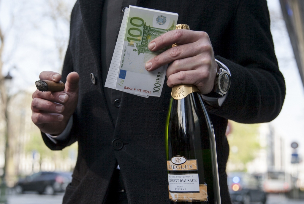 Krāpnieki par pirkumiem maksā ar eiro suvenīra banknotēm