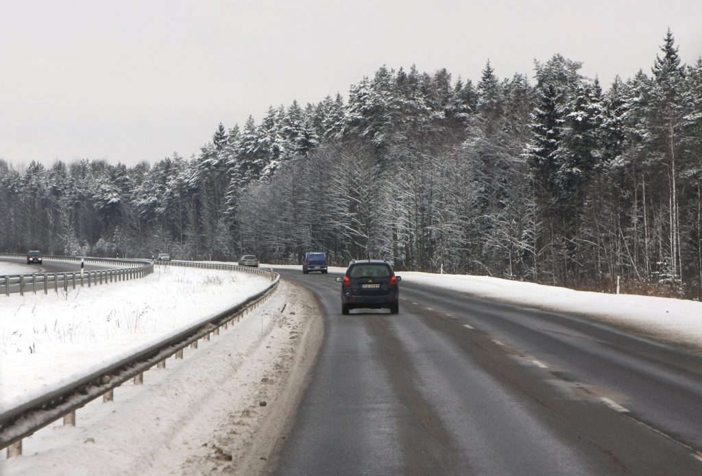 Autoceļi daudzviet Latvijā sniegoti un apledojuši