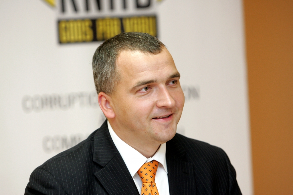 Vilnītis saviļņo dīķi