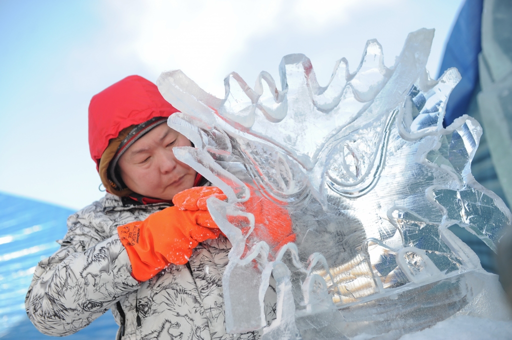 FOTO: Jelgavā top Brīnumzeme no salta ledus