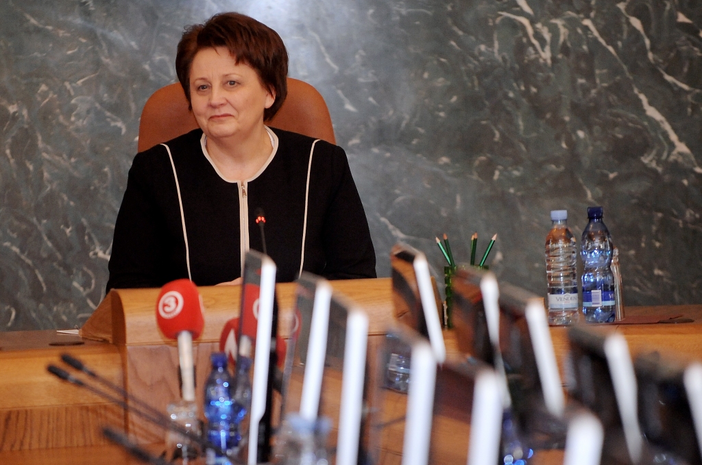 Ministri Straujumai vārda dienā dāvina sarkanas rozes