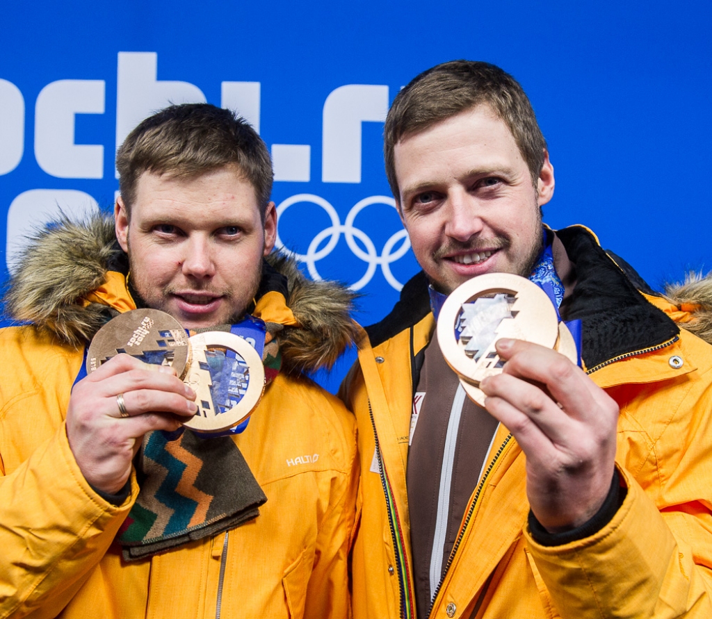 FOTO: Mūsu labākie kamaniņu braucēji saņem bronzu