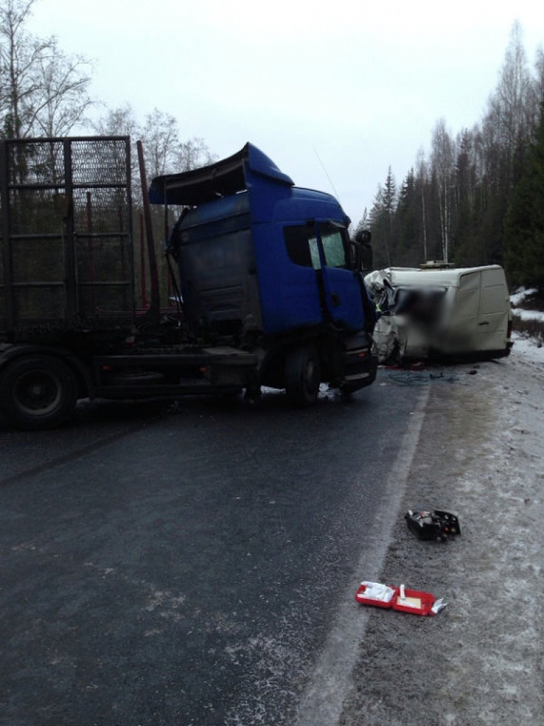 Frontālā mikroautobusa un baļķvedēja sadursmē Krievijā bojā gājuši 10 cilvēki