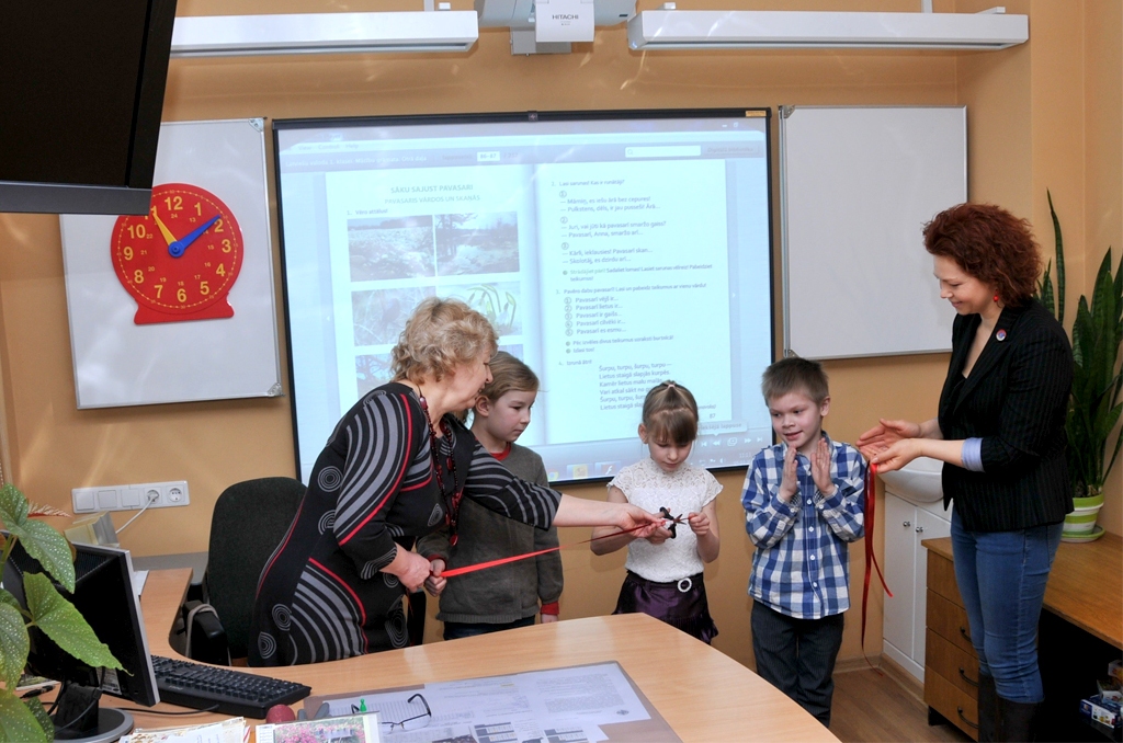 Skolai uzdāvina interaktīvo tāfeli