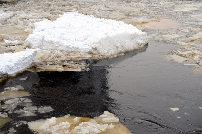 Daugavas ledū pie Pļaviņām veidojas izskalojumi