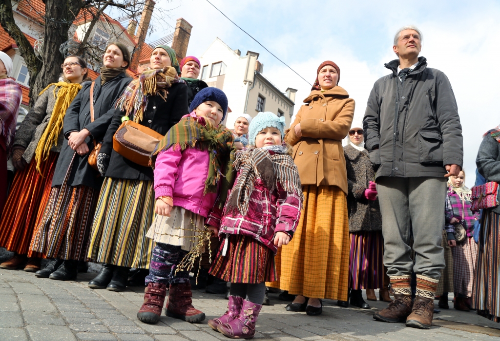 FOTO: Pavasara saulstāvju svinības Līvu laukumā