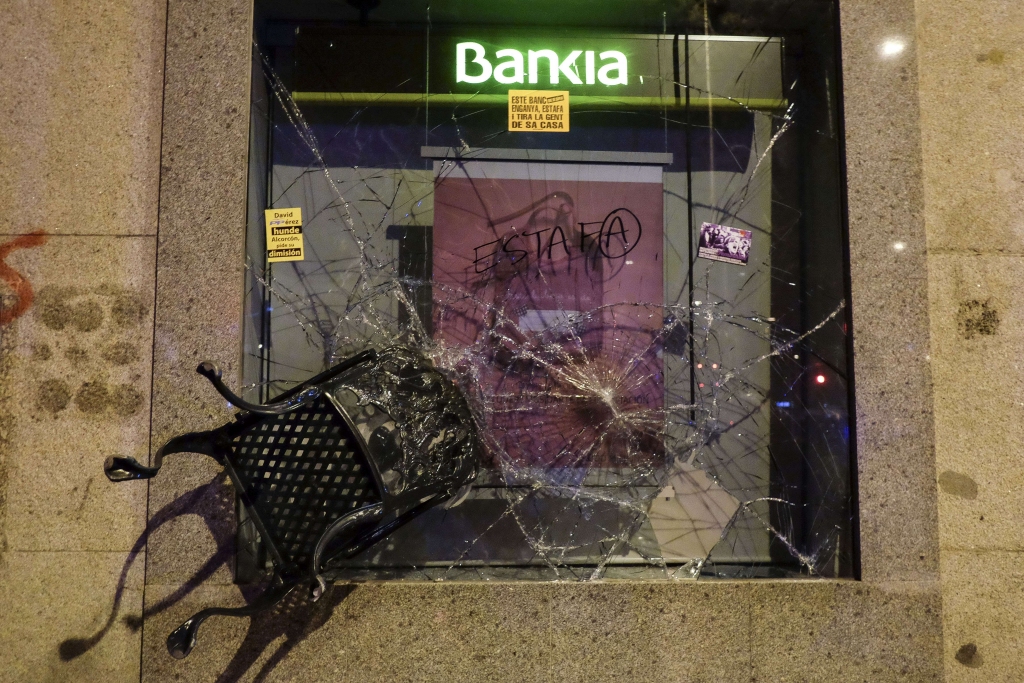 papildināts (12:42) - FOTO: Madridē protestos pret taupību nesaudzē logus un policistus