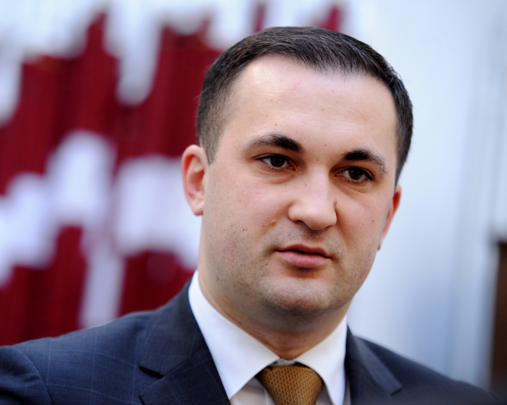 Naudiņš sēžas ministra krēslā