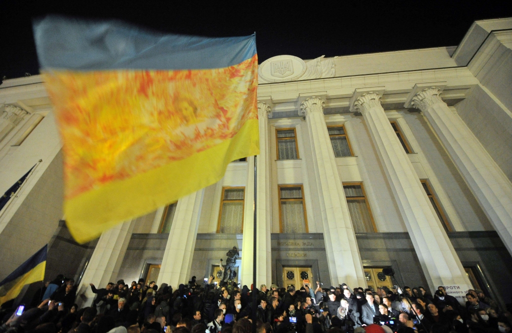 Aktīvisti Ukrainā pulcējas pie parlamenta, prasot iekšlietu ministra atkāpšanos
