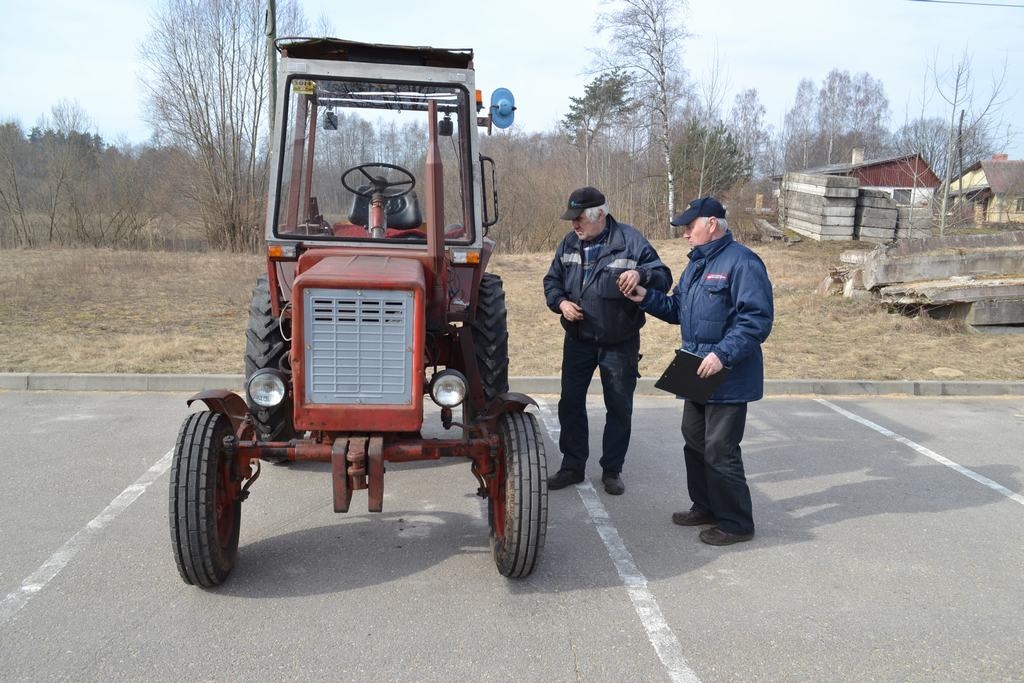 Pārbauda traktoru tehnisko kārtību