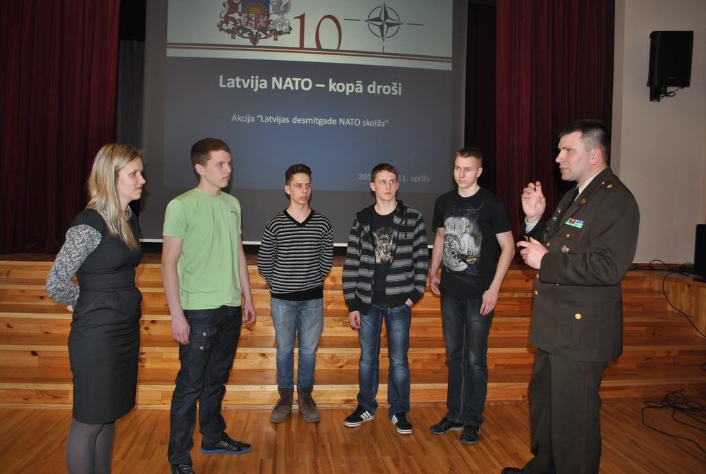 Jauniešiem stāsta par Latvijas drošību