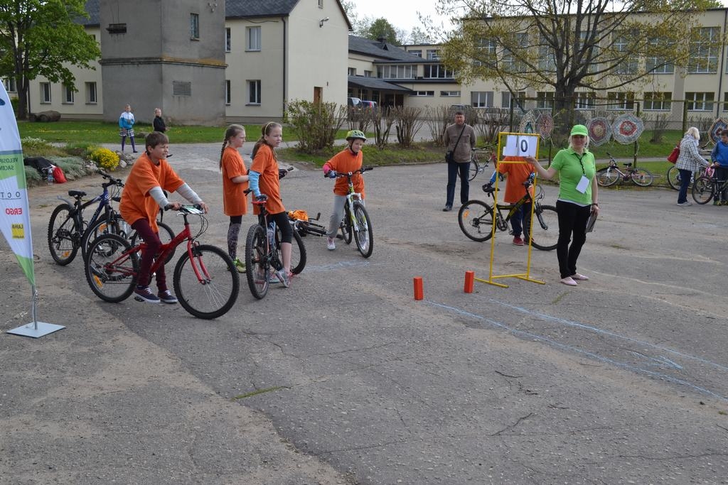 Skrīveros sacenšas jaunie velosipēdisti