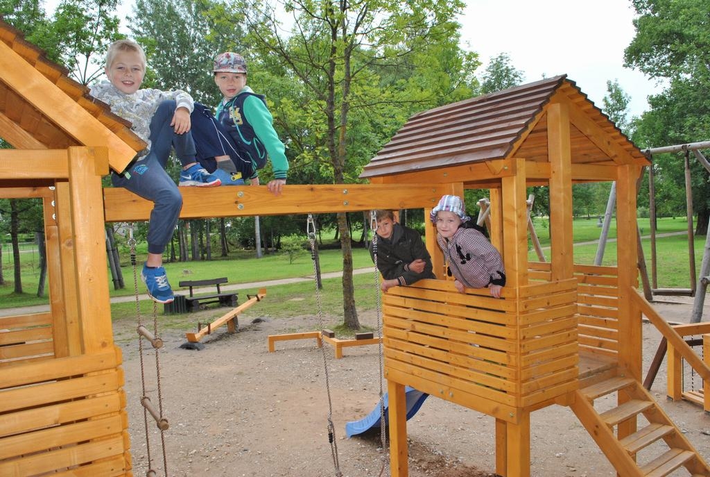 Spēļu laukums  mazākajiem neretiešiem