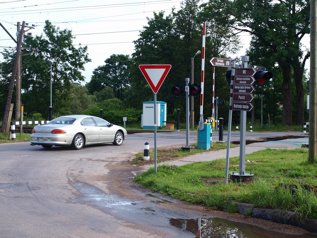 Dzelzceļa pārbrauktuves barjeras atvērsies automātiski