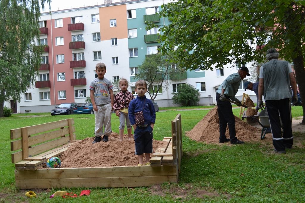 Pēc ģimenes ierosinājuma top rotaļu laukums