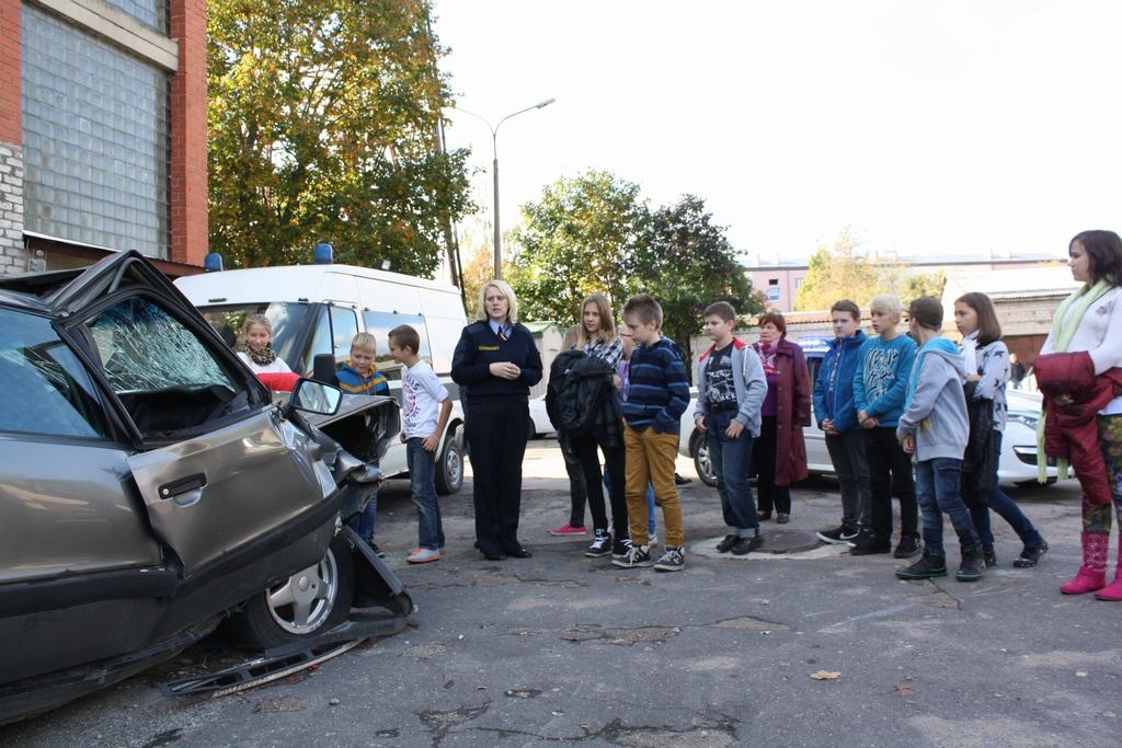 Skolēni apmeklē Aizkraukles policijas iecirkni