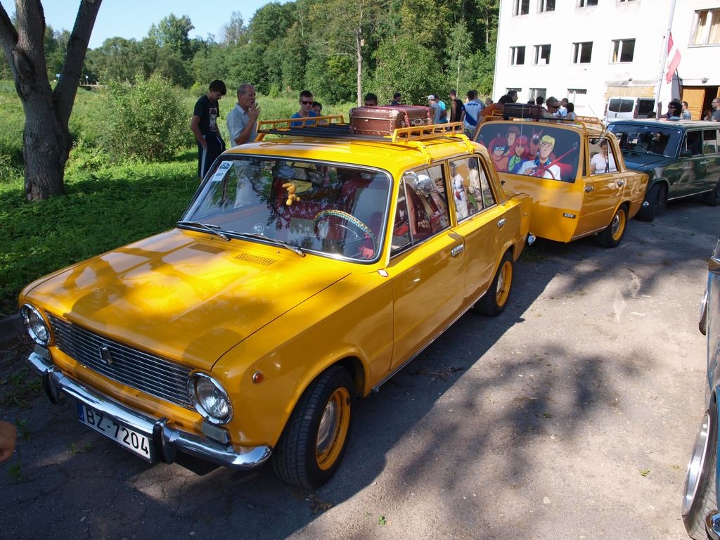 Retro auto piestās Likteņdārzā