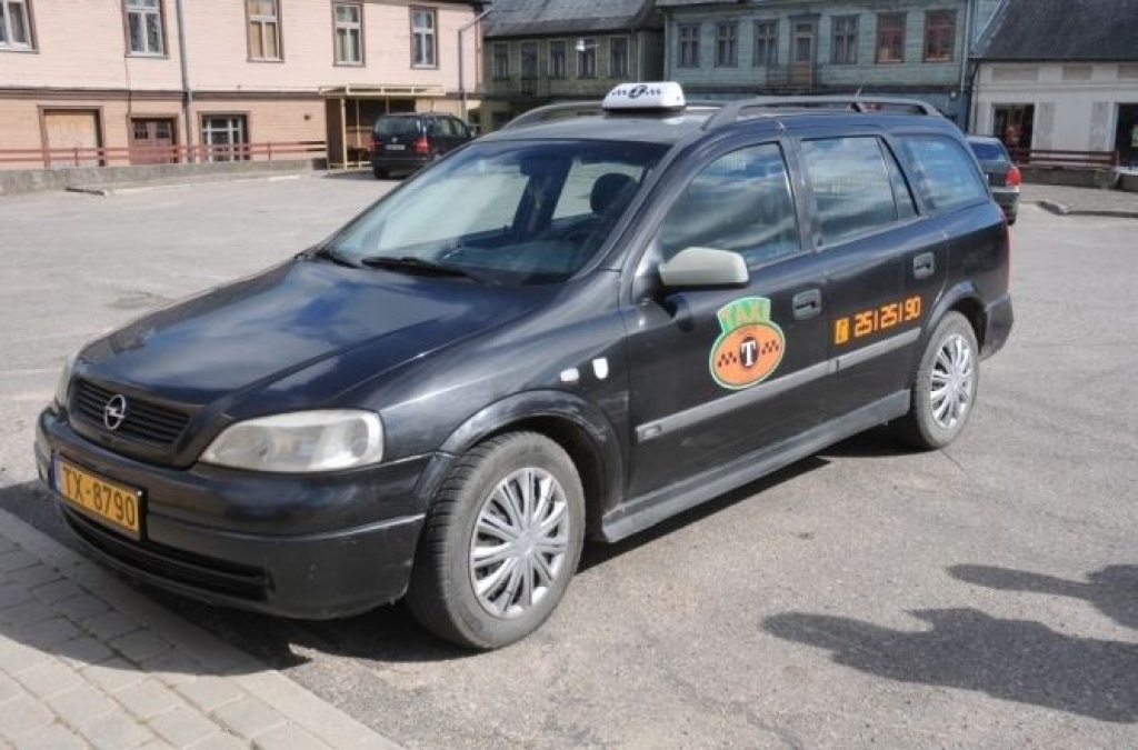 Aizputes taksometru uzņēmuma vadītājs: «Šoferim algai sanāk»