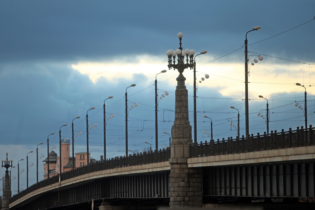 Garāmgājēji novērš vīrieša mēģinājumu no tilta ielēkt Daugavā 