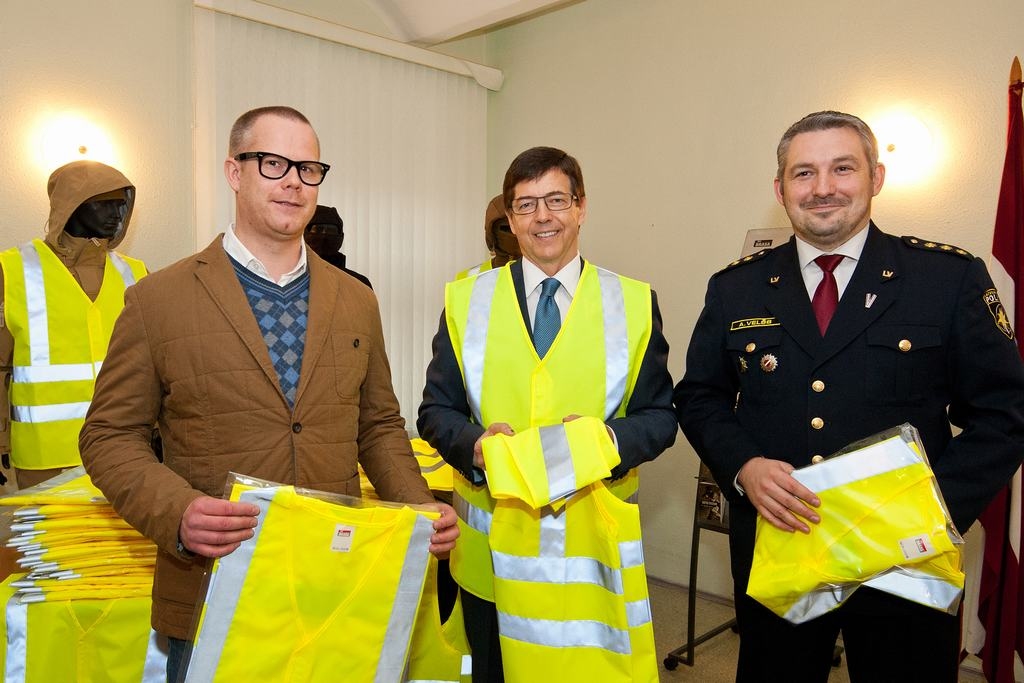 Ieslodzītie Latvijas gājēju drošībai uzšuvuši 500 atstarojošās vestes