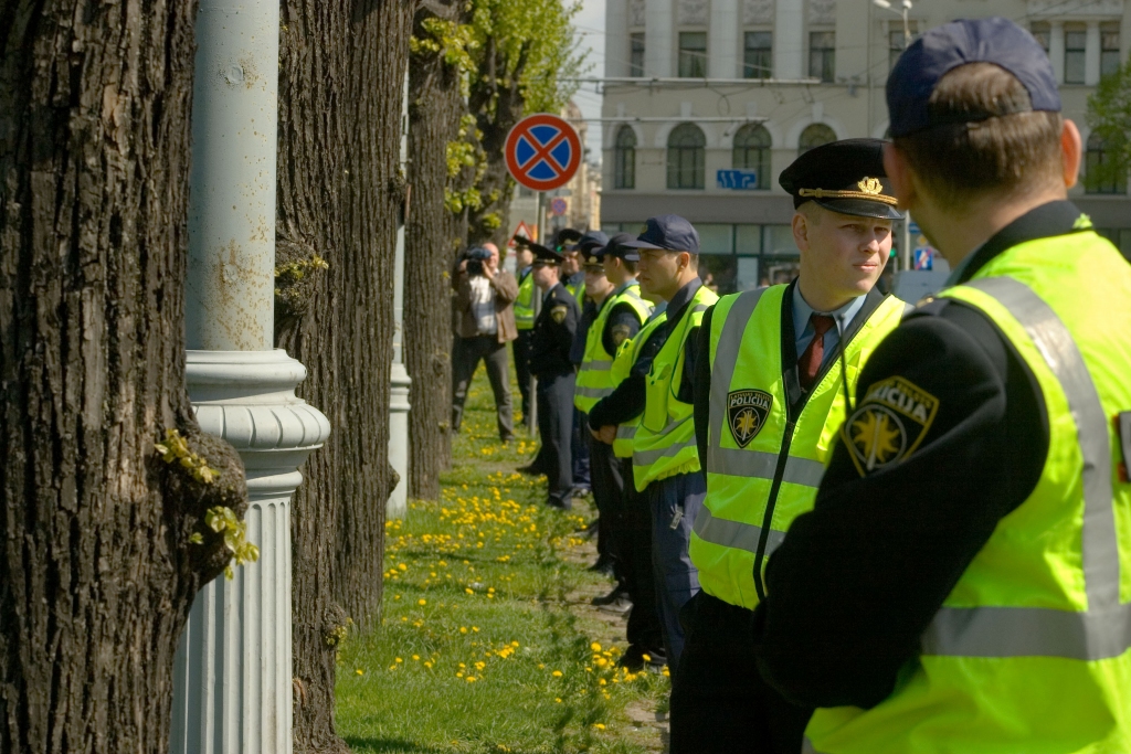 Basas kājas - jauna policijas darbinieka forma vai protestu akcija