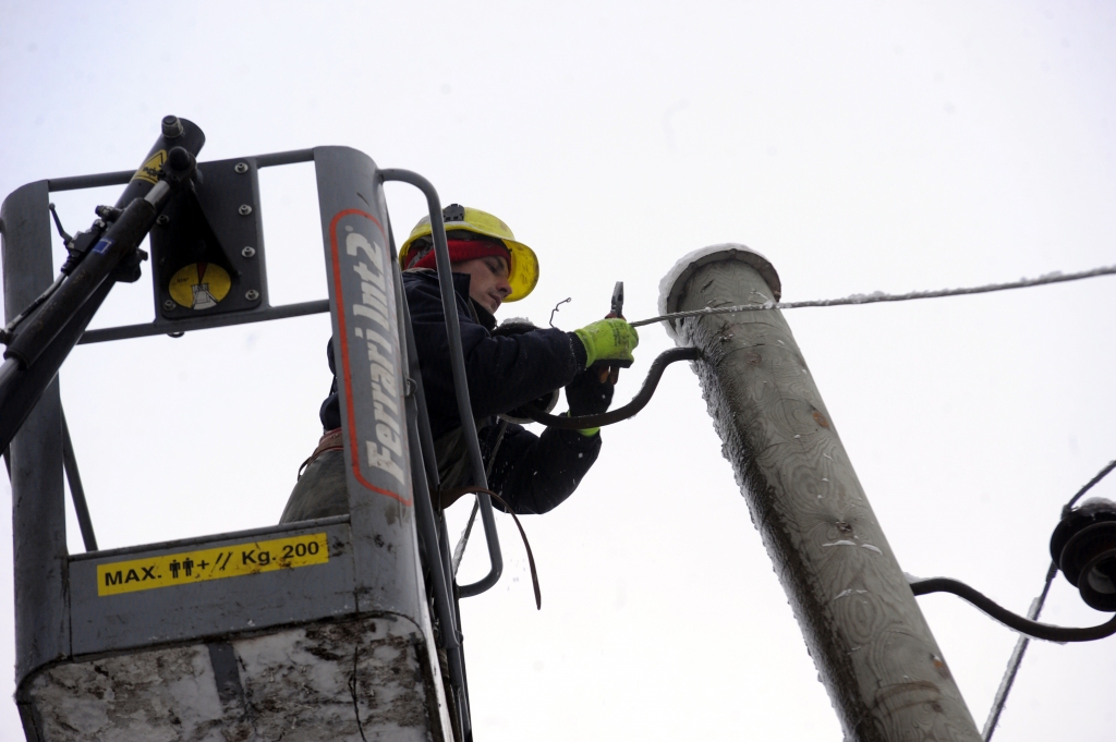 Laikapstākļu dēļ vietām Latvijā cilvēki palikuši bez elektrības