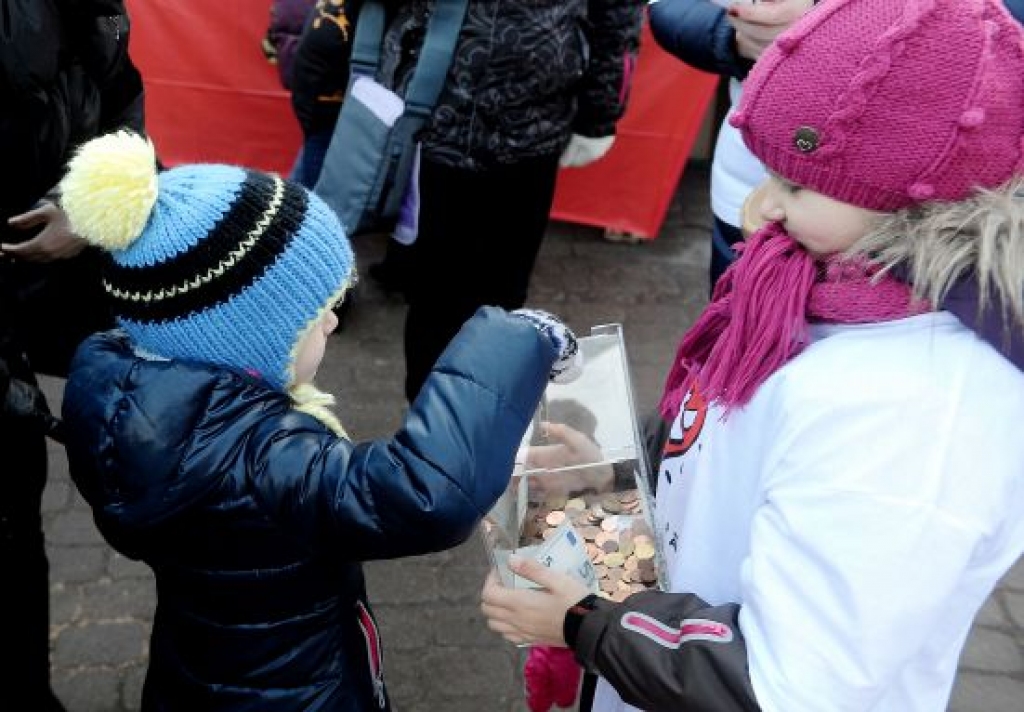 Mainās labdarības tradīcijas Latvijā. Sabiedrība palīdz ar atvērtu sirdi
