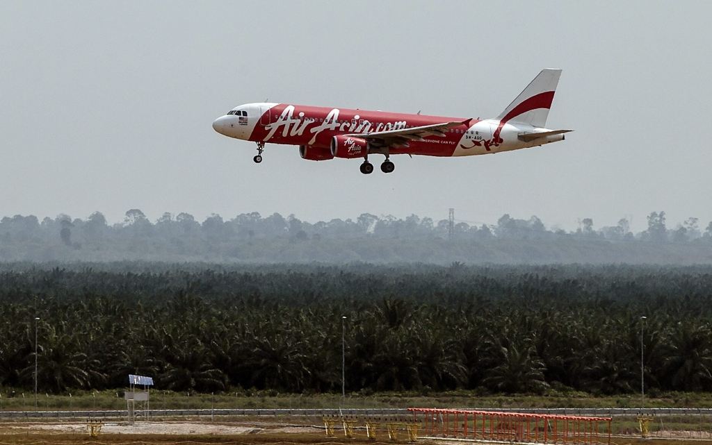 Līdz rītam aptur virs Indonēzijas pazudušās AirAsia pasažieru lidmašīnas meklējumus