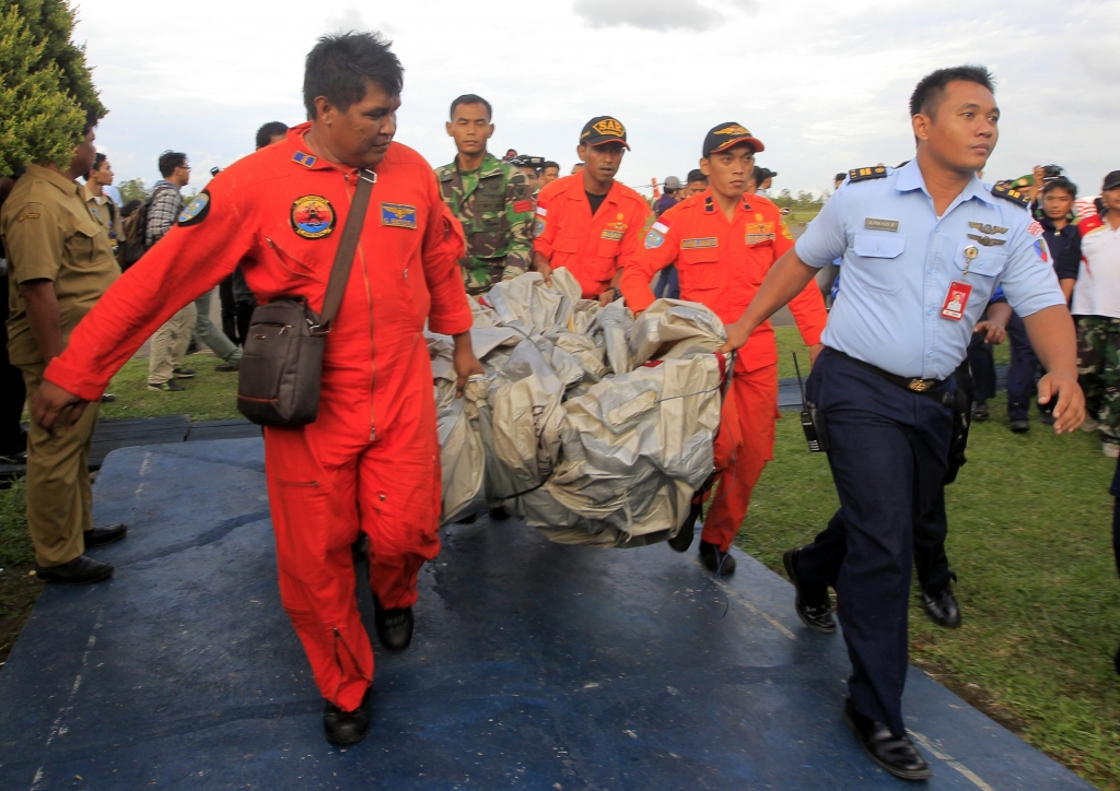 Atrasti vēl vairāki desmiti AirAsia katastrofas upuru līķi; meklēšana turpinās