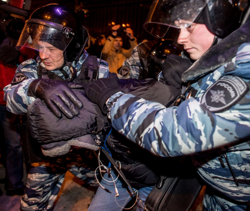 FOTO: Omonieši Maskavas centrā izdzenā un arestē Navaļnija atbalstītājus