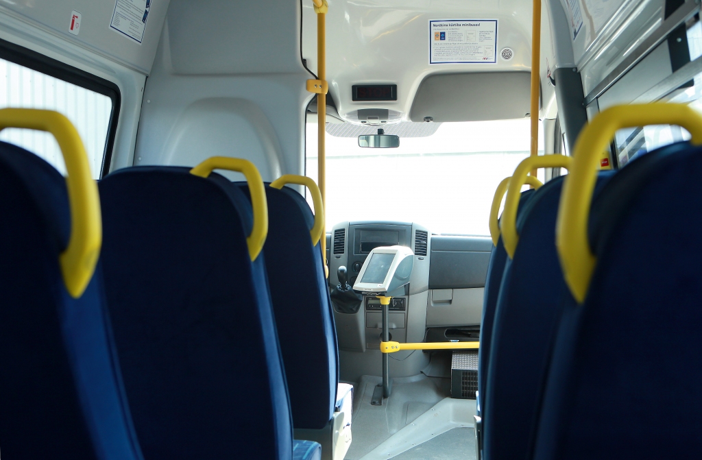 Šoferis nepalīdz pie mikroautobusa riteņiem nokritušai pasažierei un pamet notikuma vietu