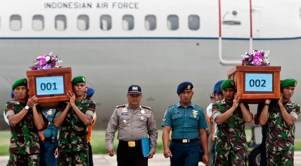 Lidostā, kur gaida tuvinieki, nogādāti pirmie AirAsia katastrofas upuru līķi