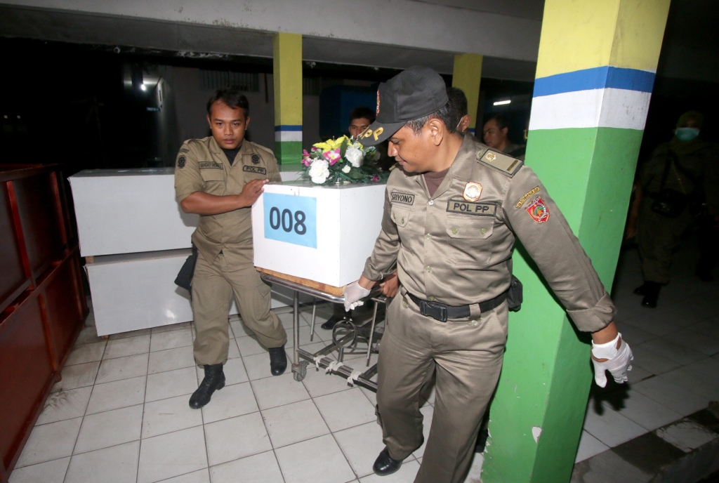 AirAsia katastrofas izmeklēšanā atrastas deviņu cilvēku mirstīgās atliekas; identificēts viens upuris