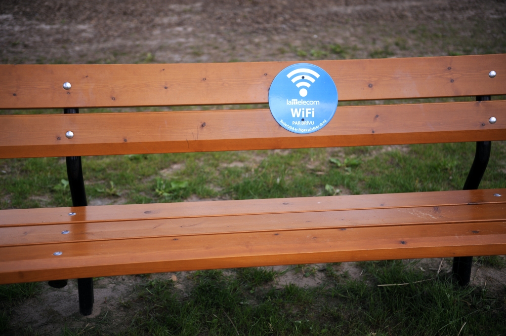 Datordrošības speciālisti aicina neapmeklēt bankas kontu caur publiskajiem Wi-Fi punktiem