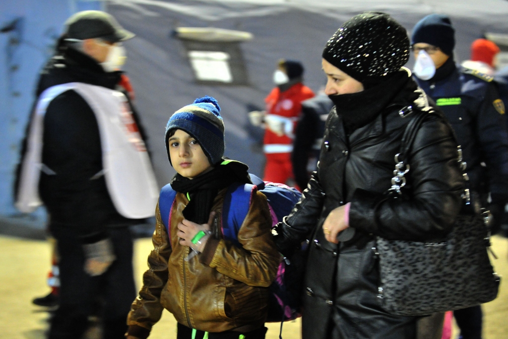 FOTO: Sīrijas imigranti nokāpj no kuģa Itālijā