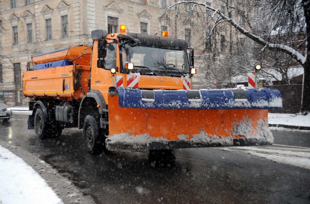 Rīgas ielas tīra visa iespējamā ziemas tehnika