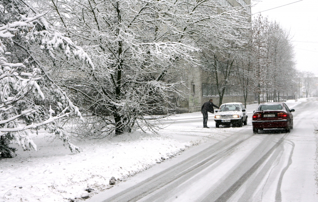 Pirmdienas rītā apgrūtināta braukšana uz visiem autoceļiem Latvijā