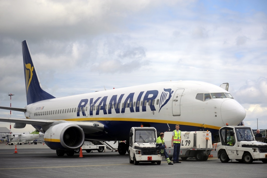 Ryanair turpina tirgot biļetes, kaut par maršrutiem no Rīgas nav skaidrība