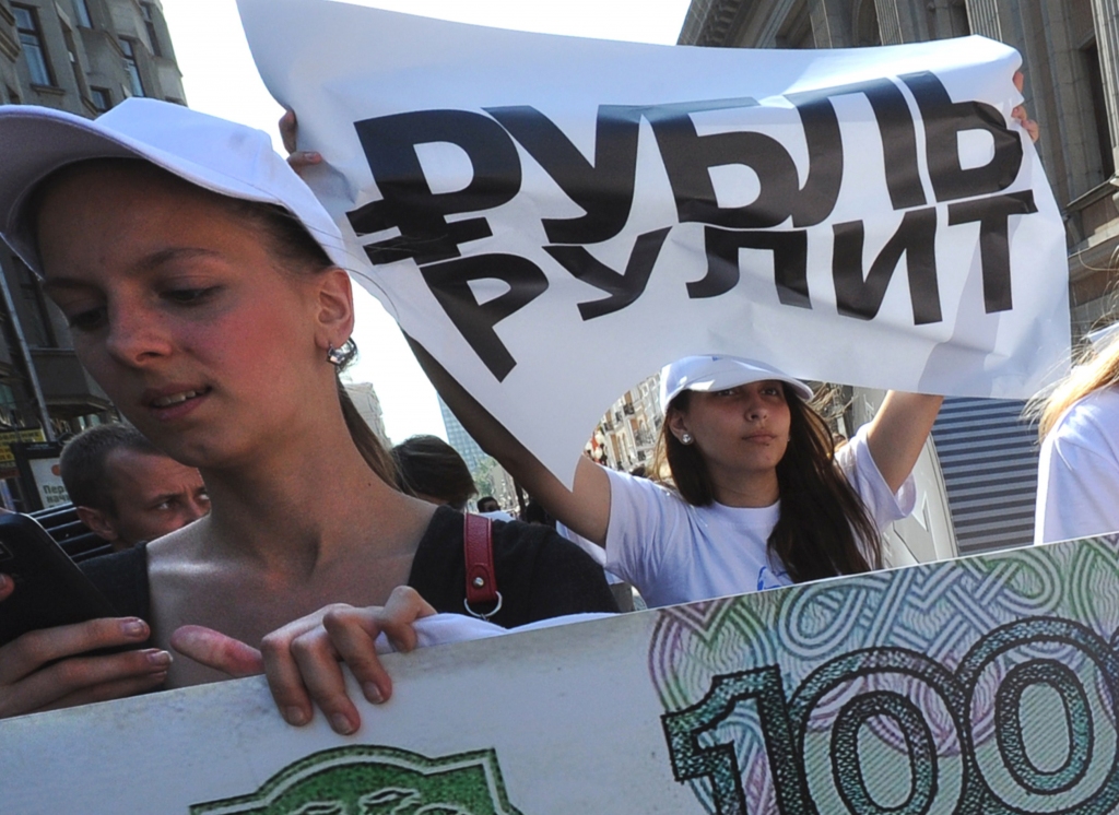 Rubļa kurss atkal strauji krīt