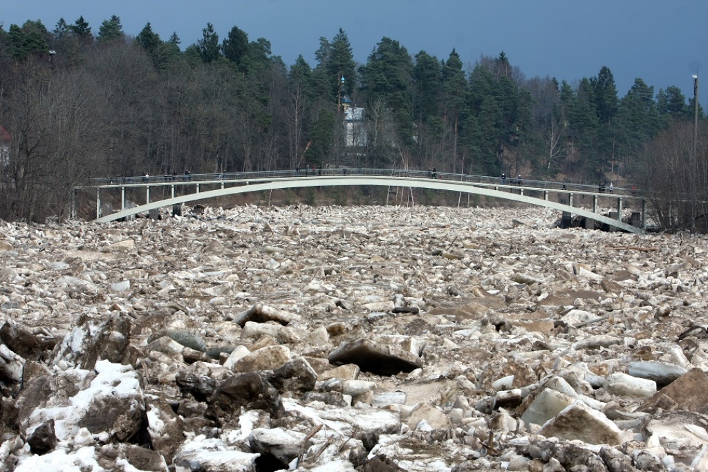 Situāciju applūdušajā Ogres upē raksturo kā mierīgu, bet draudīgu