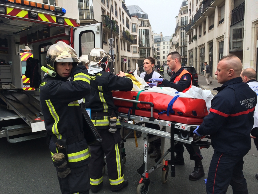 papildināts (18:08) - FOTO: Slaktiņā Francijas žurnāla Charlie Hebdo redakcijā nogalināti 12 cilvēki; aptuveni 10 ievainoti